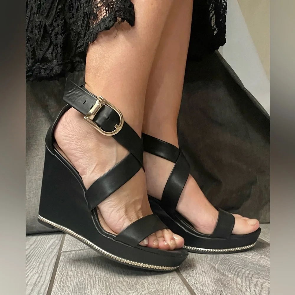 BCBGeneration Jae Black Platform Strappy Wedge Gold Buckle & Chain Detail - Picture 3 of 12